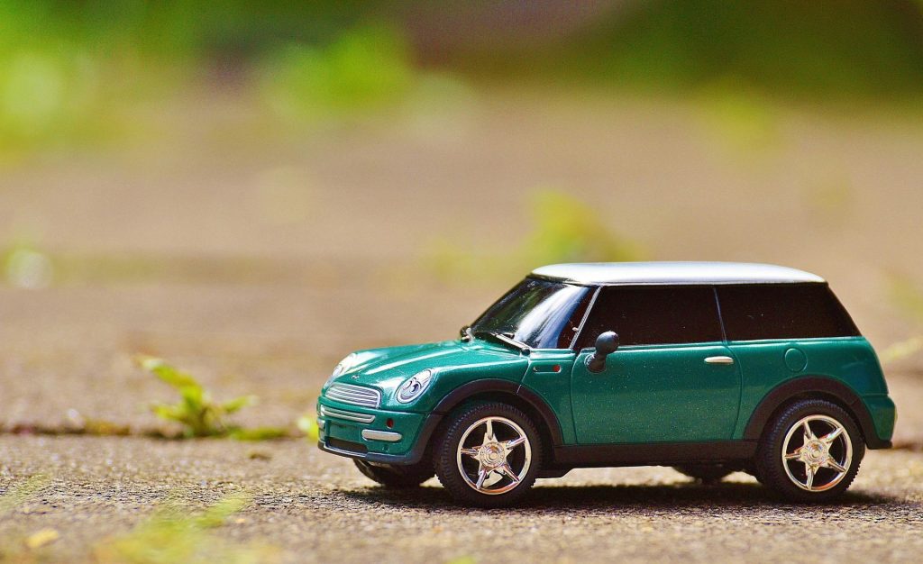 Voiture miniature verte brillante