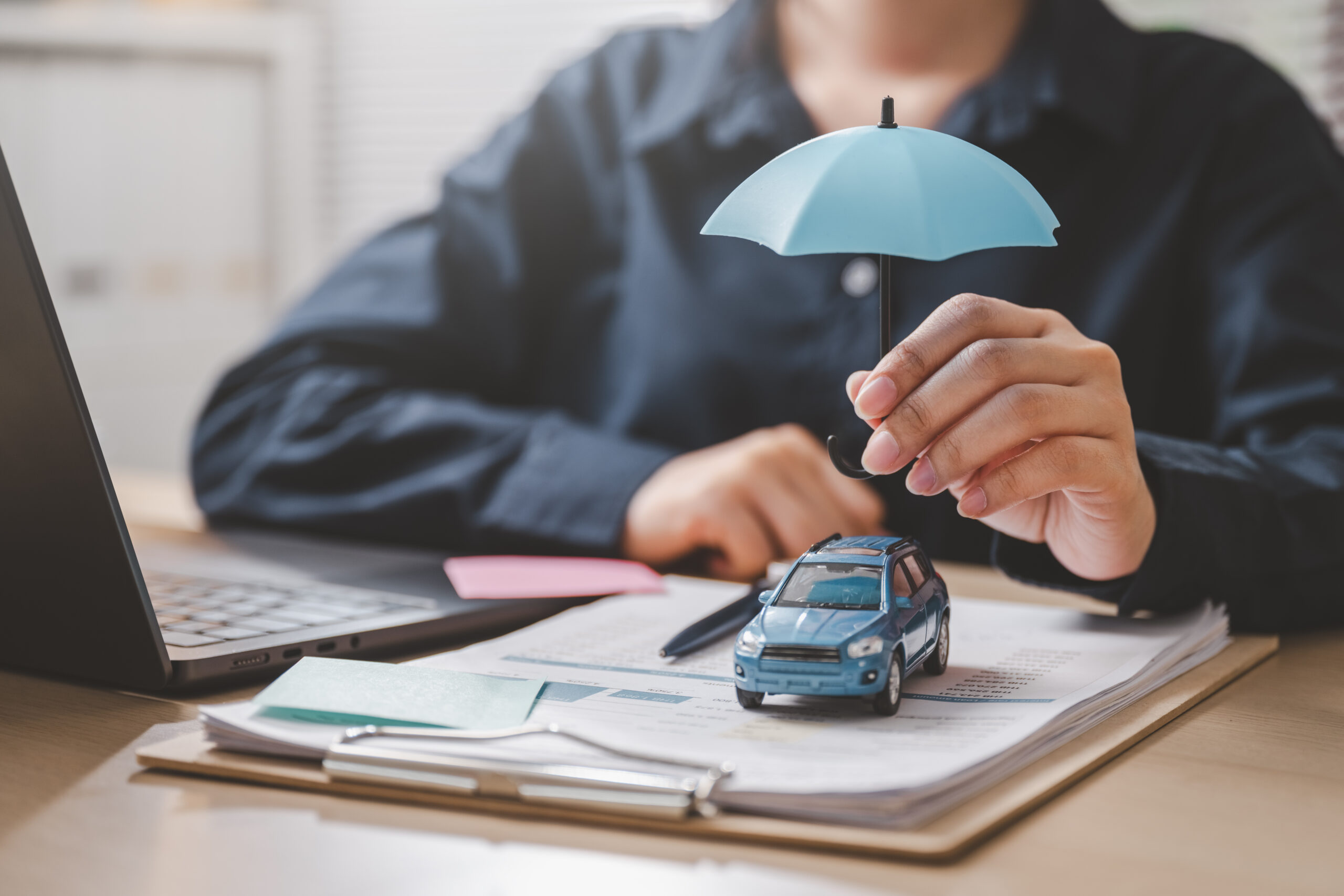 parapluie au dessus d'une voiture pour protection