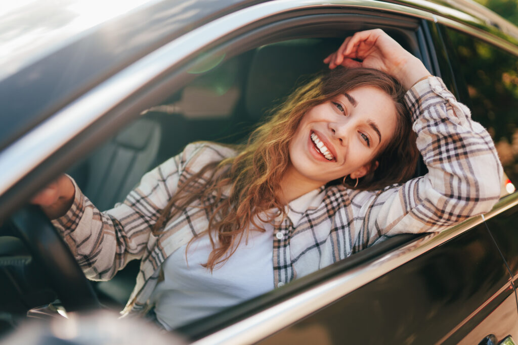 Femme assurée heureuse au volant