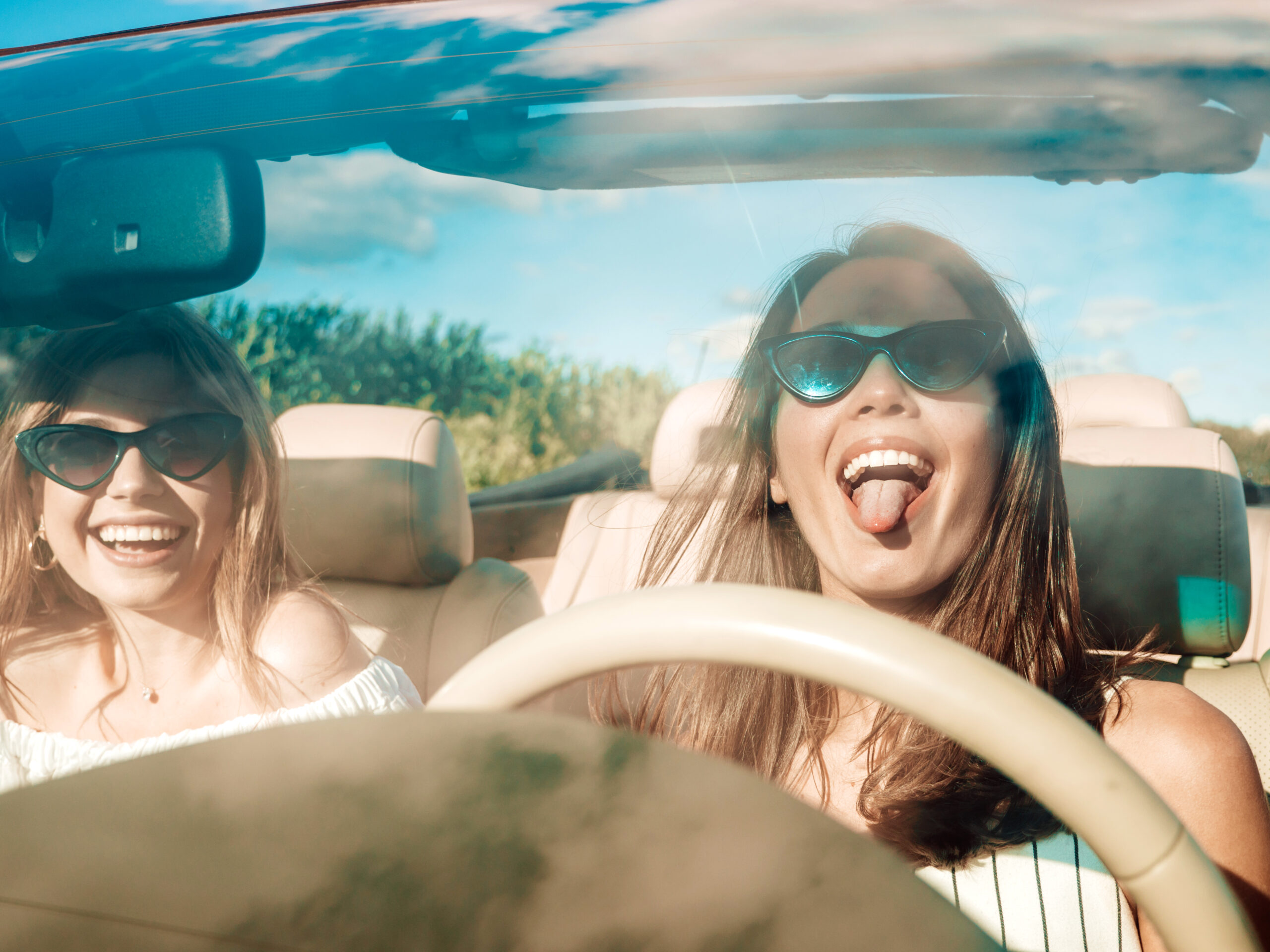 deux filles dans une voiture sont heureuses