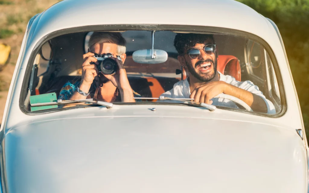 deux personnes dans une voiture vintage